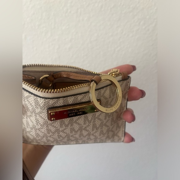 Micheal Kors | wristlet with key ring - Picture 4 of 6